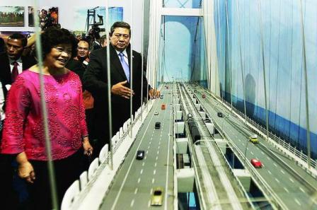 Presiden SBY Melihat Maket Jembatan Selat Sunda 