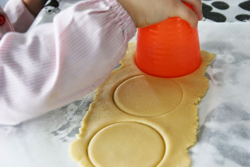 Galletas redondas con el vaso de Ikea 
