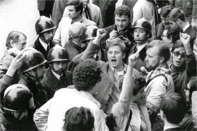 Daniel-Cohn Bendit, fuertemente custodiado. Daniel-Cohn Bendit, fuertemente custodiado.