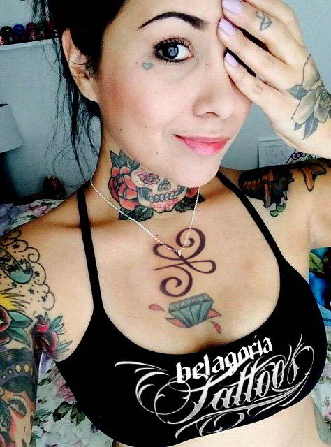 Una chica con tatuaje de símbolo de amistad eterno