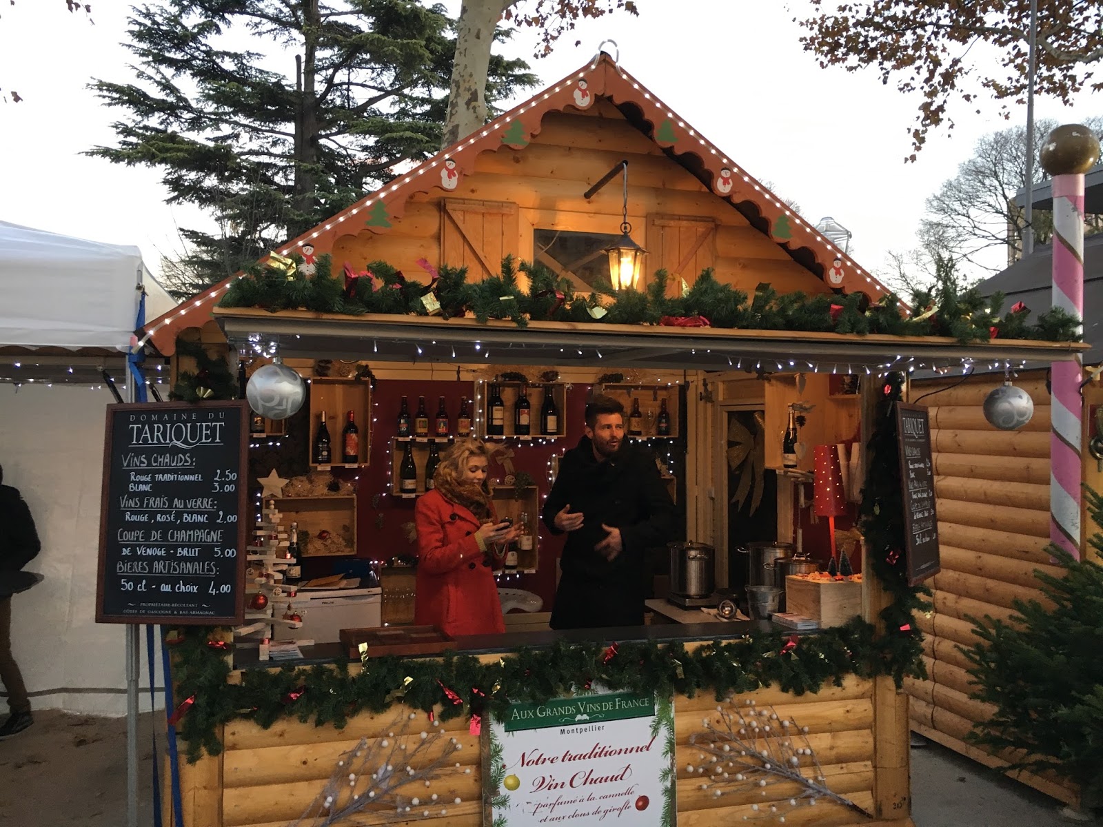 AUX GRANDS VINS DE FRANCE: Le vin chaud du caviste au marché de Noël de