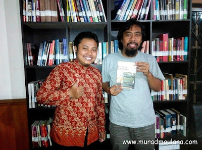 Saya bersama penulis Buku Be a Writer Librarian Saya bersama penulis Buku Be a Writer Librarian