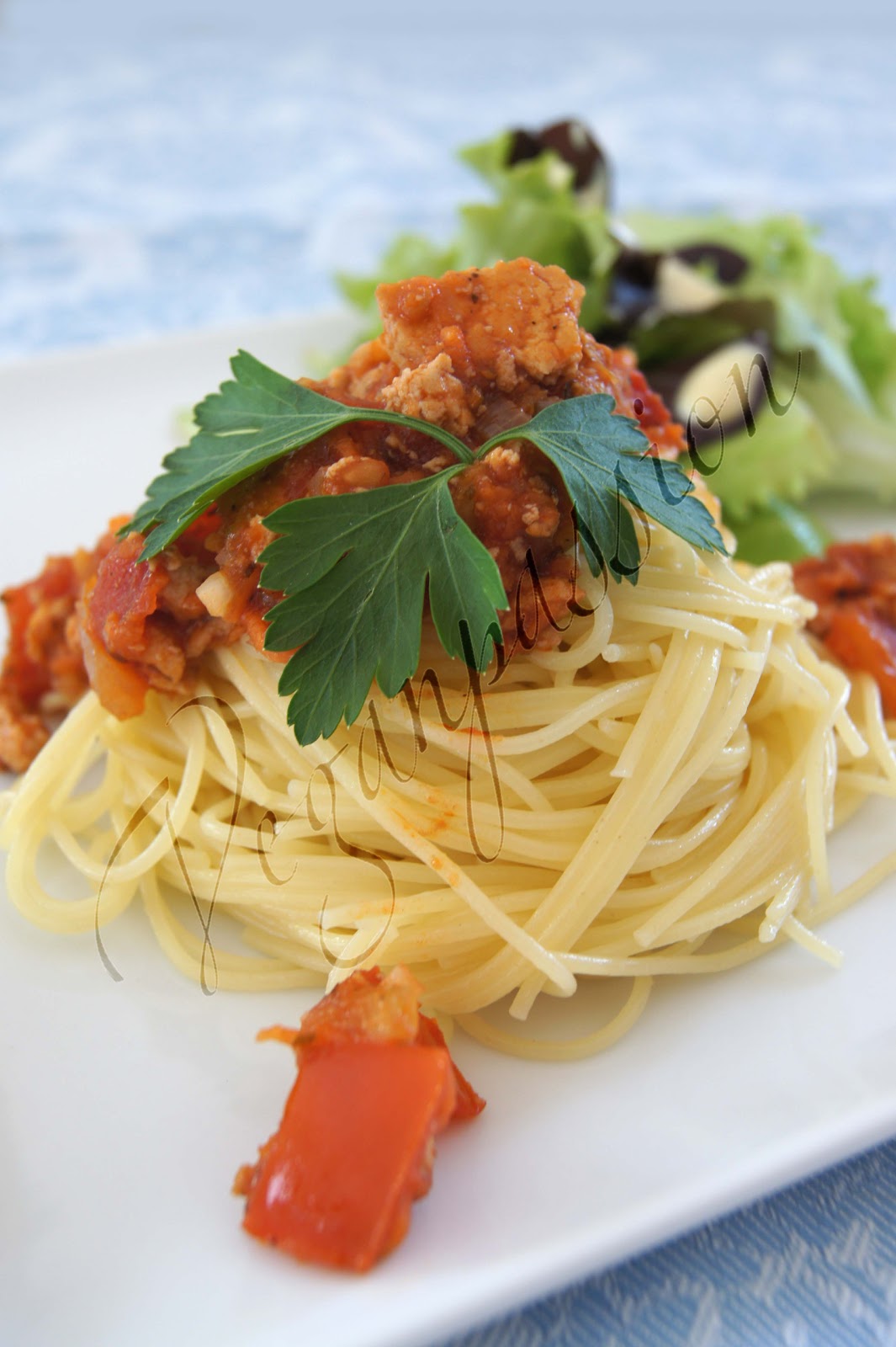 Spaghetti Bolognese with lettuce Veganpassion english