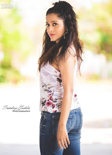 Gorgeous Indian TV Model Rashmi Gautam In Tight Blue Jeans (7)