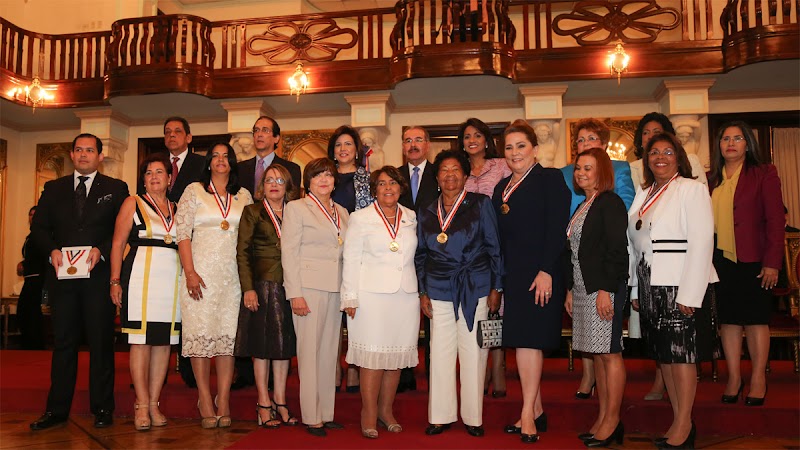 Danilo reconoce con  Medalla al Mérito a 10 mujeres sobresalientes