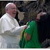 El Papa pregunta a joven brasileña quién es mejor, Maradona o Pelé (video)