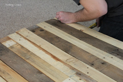 decoro sin decoro: Renovar una estantería con madera de palet