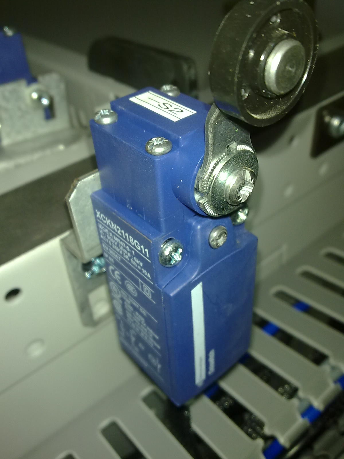 Saklar yang bekerja bila terkena sentuhan Limits Switch Wijdan