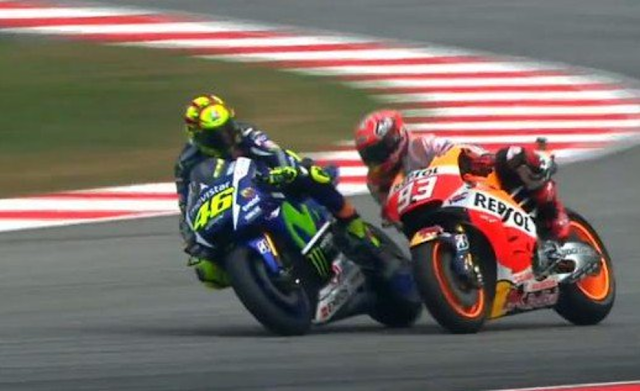 Vídeo Rossi tira a Márquez de una patada