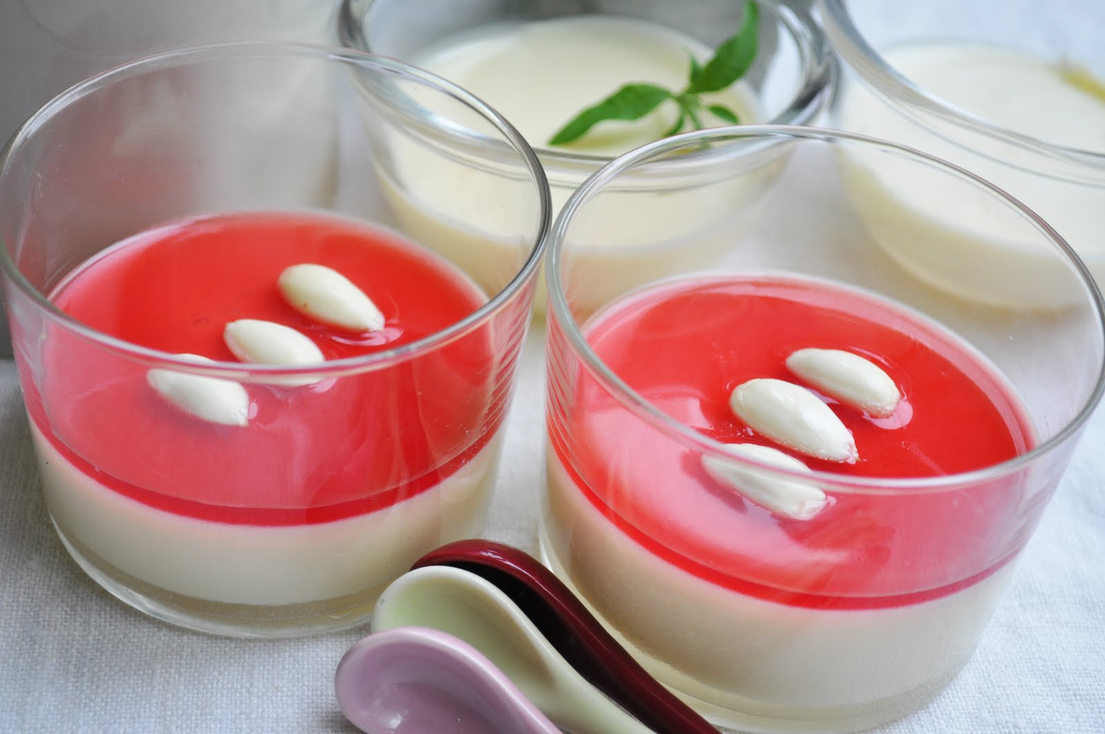 Épicénne Panna cotta au lait d'amandes fraîches, gelée d'alcool aux