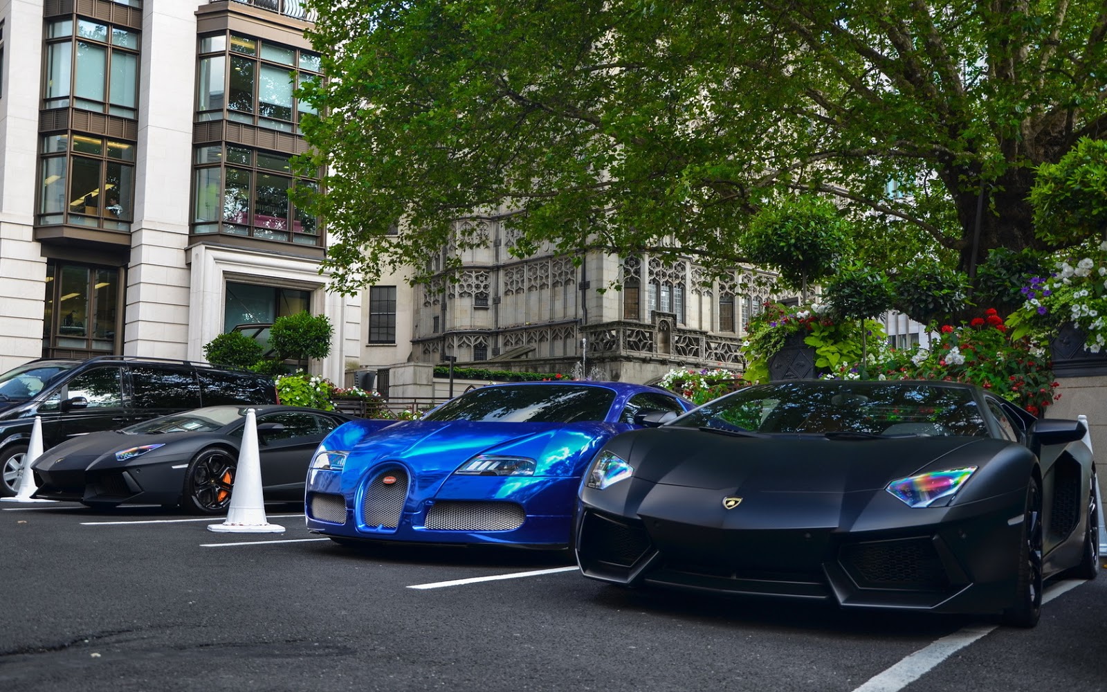 Supercar and Crypto Lover Bugatti Veyron v.s. Aventador