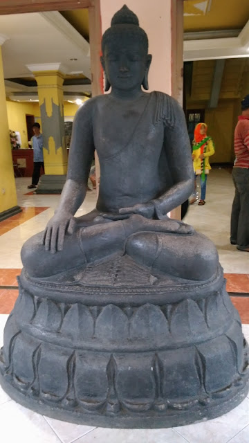 Patung Budha di Pintu Masuk Museum trowulan 