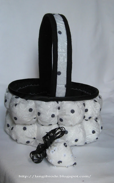 Белое в горох Белое в горох