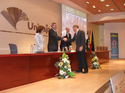 El Consejero de Educación hace entrega de su reconocimiento al profesor Jesús Miguel Relinque Mota.