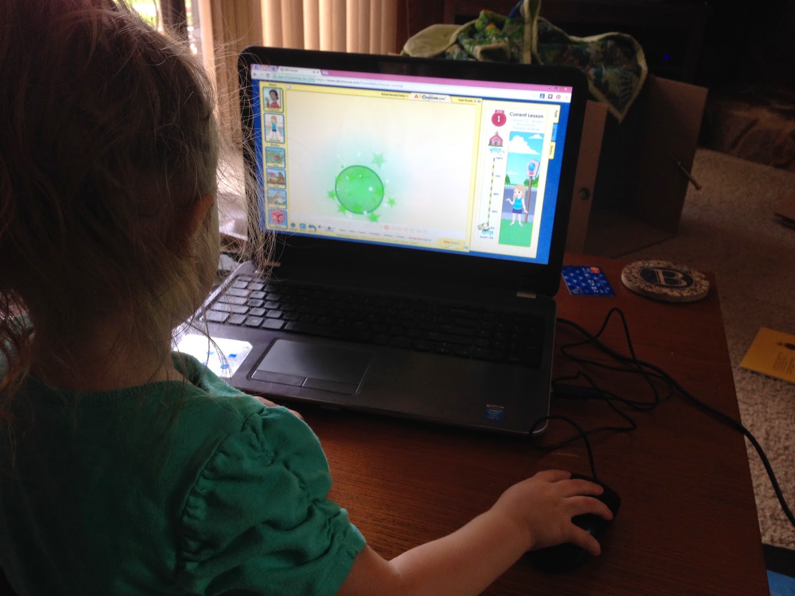 toddler learns to use mouse on abcmouse.com