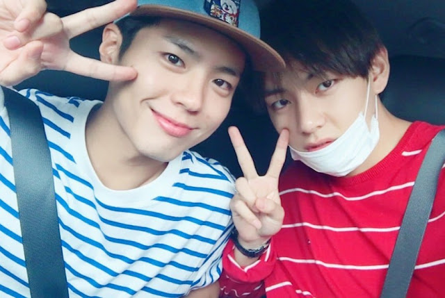 Park Bo Gum dan V BTS kompak mengenakan kaus bergaris.