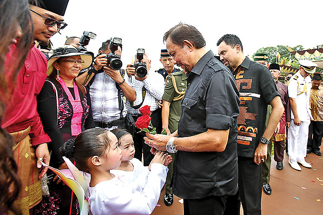 69th HM Sultan Brunei’s Birthday: Thousands Greet His Majesty