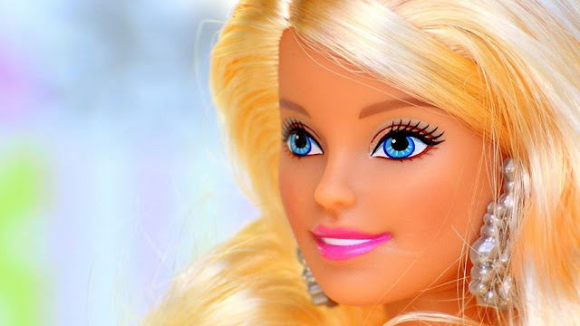 La muñeca Barbie de fiesta en fiesta por su 60 cumpleaños