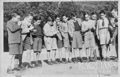 Jugando al trompo en Jesuitas Vigo año 1953