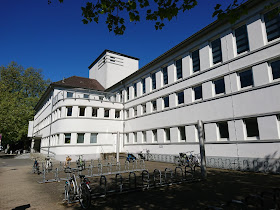 Fassade des in der Weimarer Republik gebauten ehemaligen Stadtbads Braunschweig, heute Bürgerbadepark. Im strahlenden Sonnenschein.