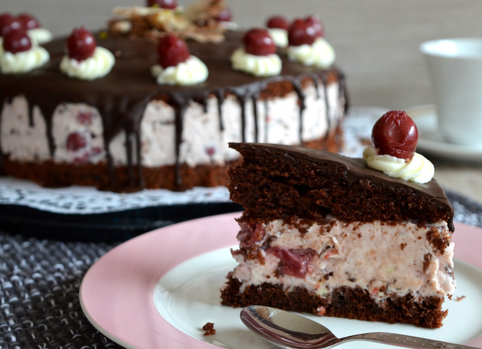 Julias zuckersüße Kuchenwelt: Stracciatella-Kirsch-Torte