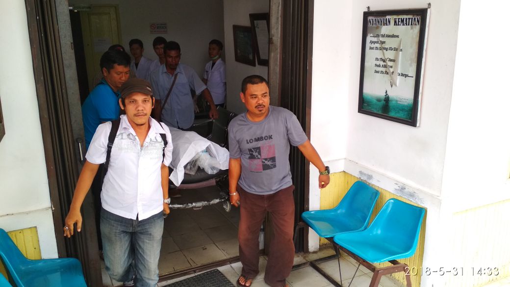 Jenazah korban saat dijemput keluarga ke RSU Dr Djasamen Saragih Pematangsiantar. Jenazah korban saat dijemput keluarga ke RSU Dr Djasamen Saragih Pematangsiantar.