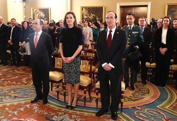 Queen Letizia wore Roberto Verino Jacquard pencil skirt and Queen Letizia wore Prada Toe Pump Queen Letizia Style. Queen wore black sweater