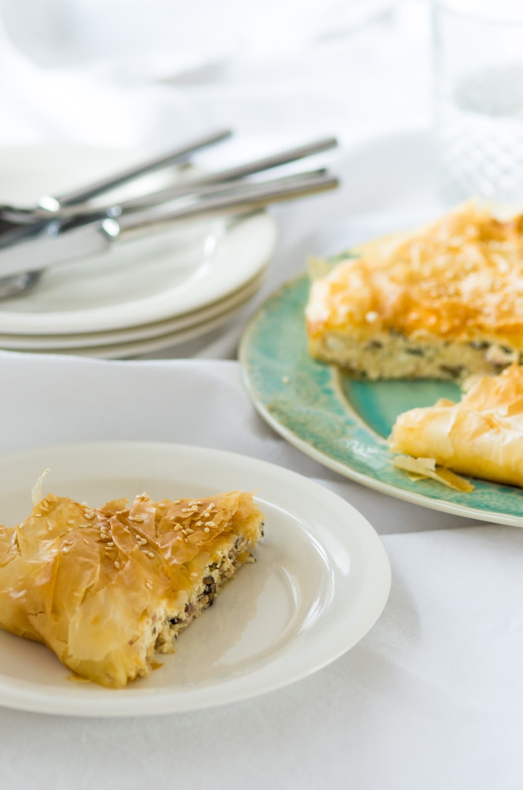 Хрустящий пирог из теста фило с рикоттой, шпинатом и грибами