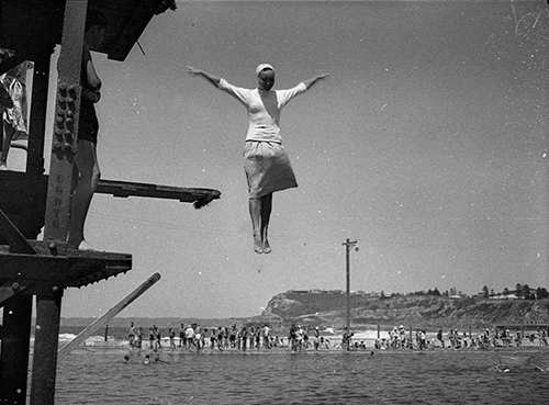 mujer volando sobre mar
