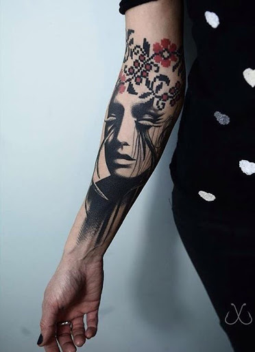 Um interessante e abstrata à procura de manga tatuagem. O projeto começa com pixel de flores acima, enquanto que a transição para uma mulher com os olhos fechados abaixo.
