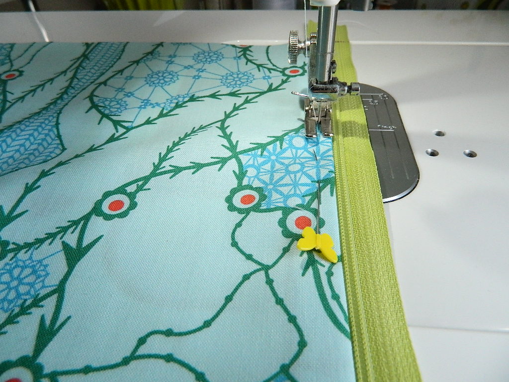installing zipper closure in a pillow cover {tutorial}