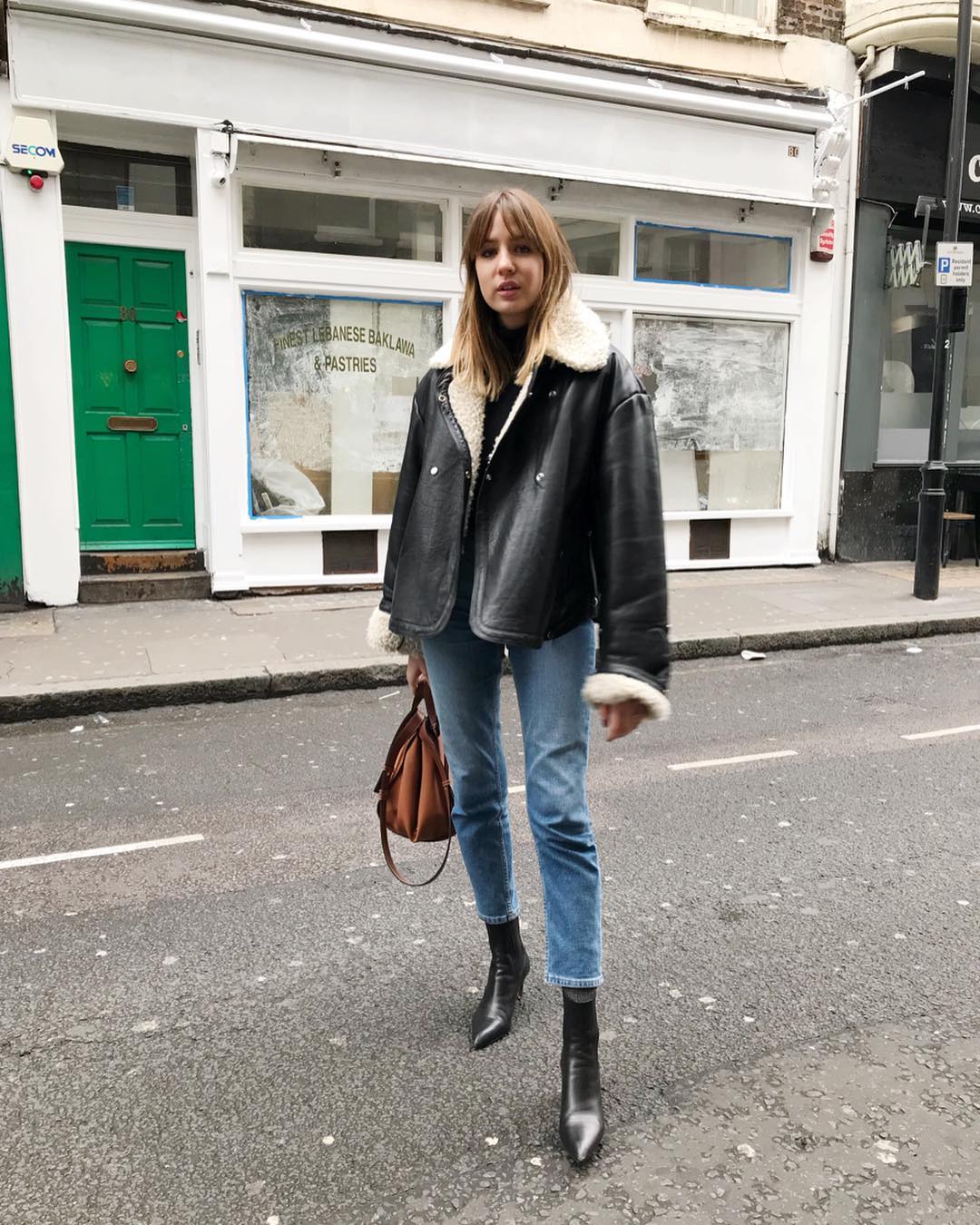 A Cool Way to Wear Your Cropped Jeans for Winter — @shotfromthestreet Lizzy Hadfield Winter Outfit Idea With Shearling Moto Jacket, Skinny Cropped Denim and Pointed Toe Boots