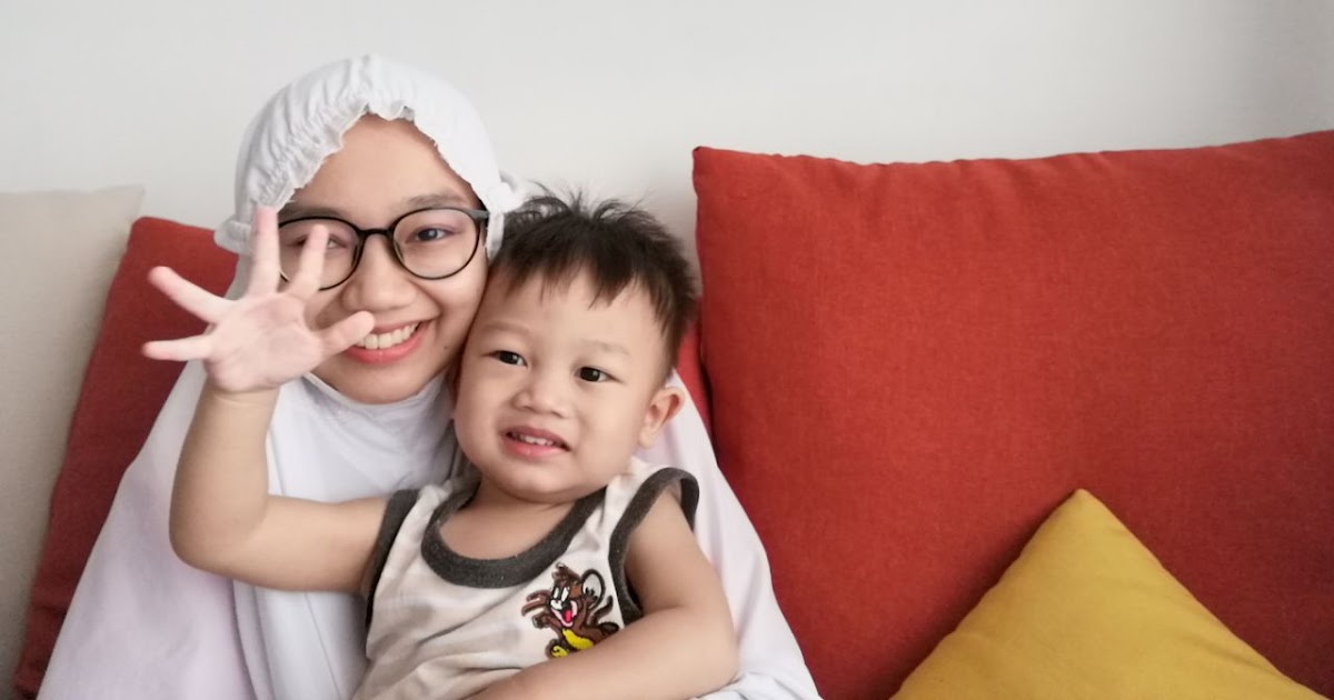 Mak anak. Mak anak. Foto keluarga muslim. Mak anak. Mak anak.