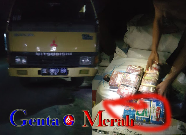 Waw.. Truk Bermuatan Kain Sarung Berlabel Cagub  Arinal-Nunik Diamankan Warga