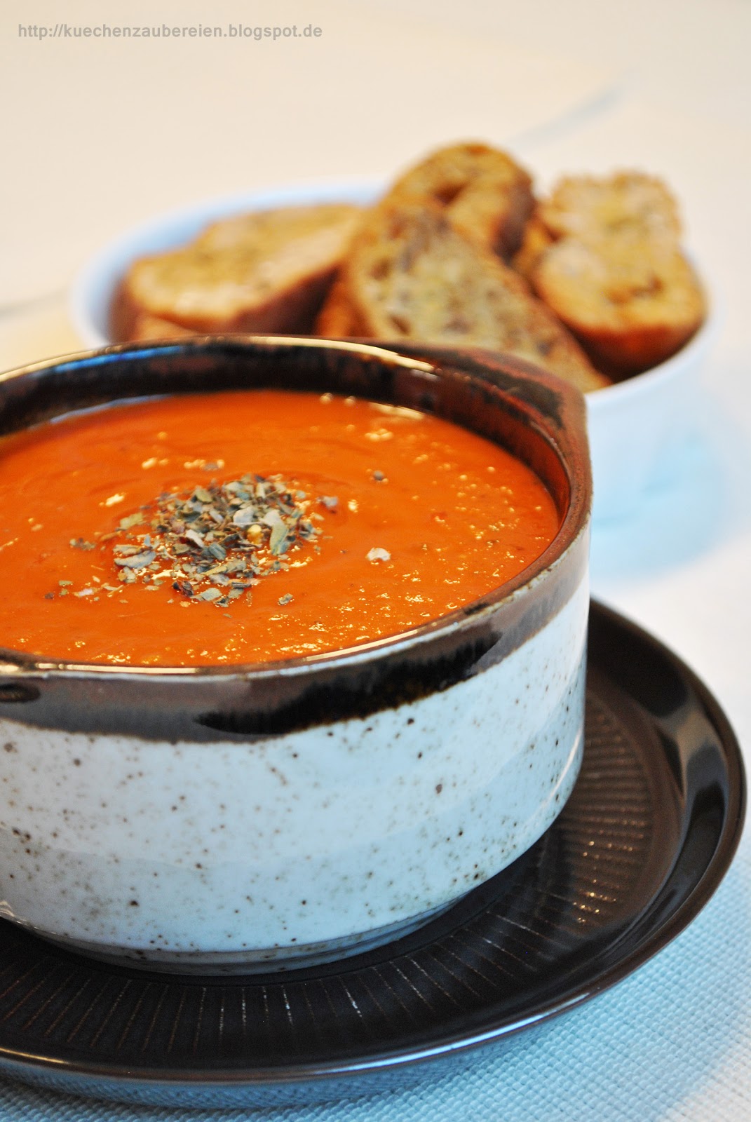 Tomatensuppe mit gerösteten Tomaten und Basilikum | Küchenzaubereien ... Tomatensuppe mit gerösteten Tomaten und Basilikum | Küchenzaubereien ...