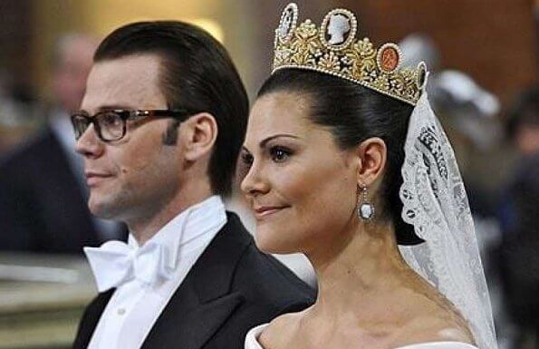 Wedding dress of Crown Princess Victoria was designed by Pär Engsheden. The cameo tiara is made of gold, pearls and cameos