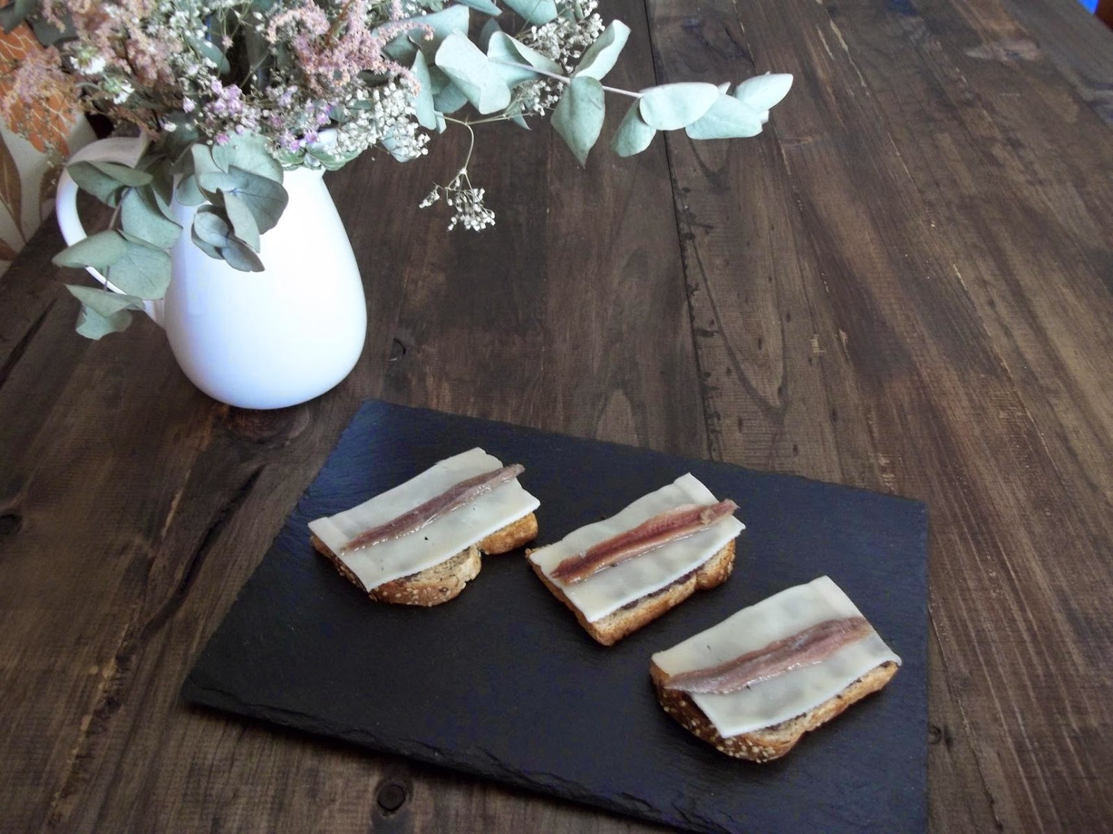 Conservera Ibérica TOSTADAS DE TAPENADE CON QUESO CURADO Y ANCHOA