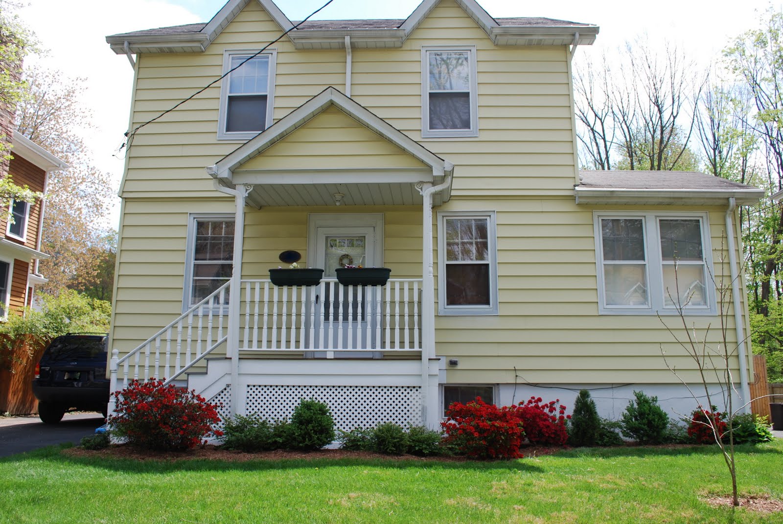 In the Little Yellow House: Mulching the Front Yard