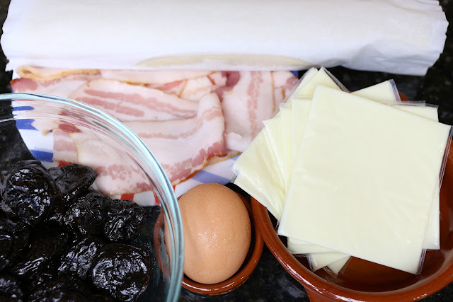 Ingredientes para empanada de ciruelas, bacon y queso