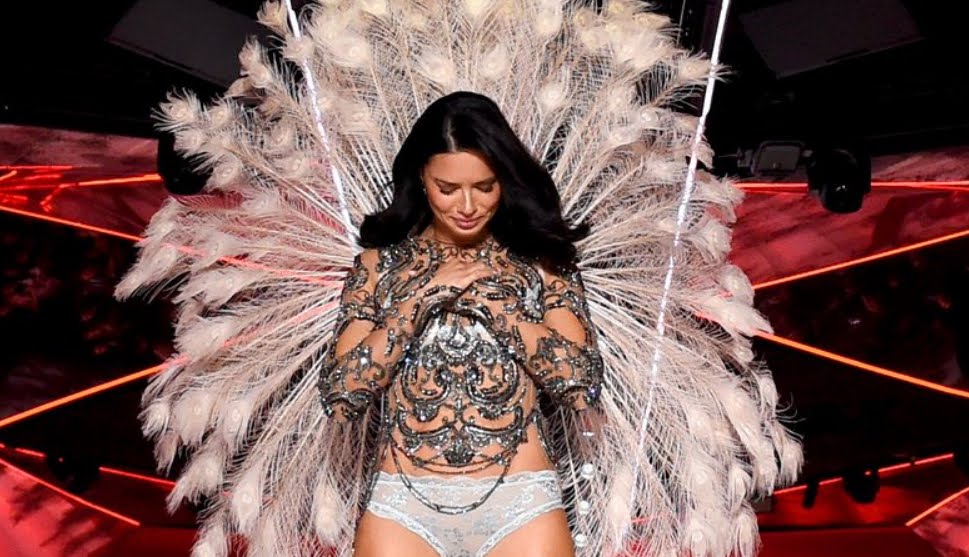 Adriana Lima, addio in lacrime al Victoria's Secret Fashion Show.