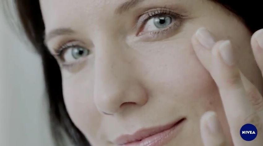Modella - attrice Nivea pubblicità Q 10 Plus antirughe con Foto - Testimonial Spot Pubblicitario Nivea 2017