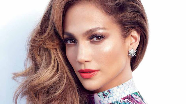 Jennifer Lopez recibió muchas críticas por el regalo que le envió el diseñador Valentino