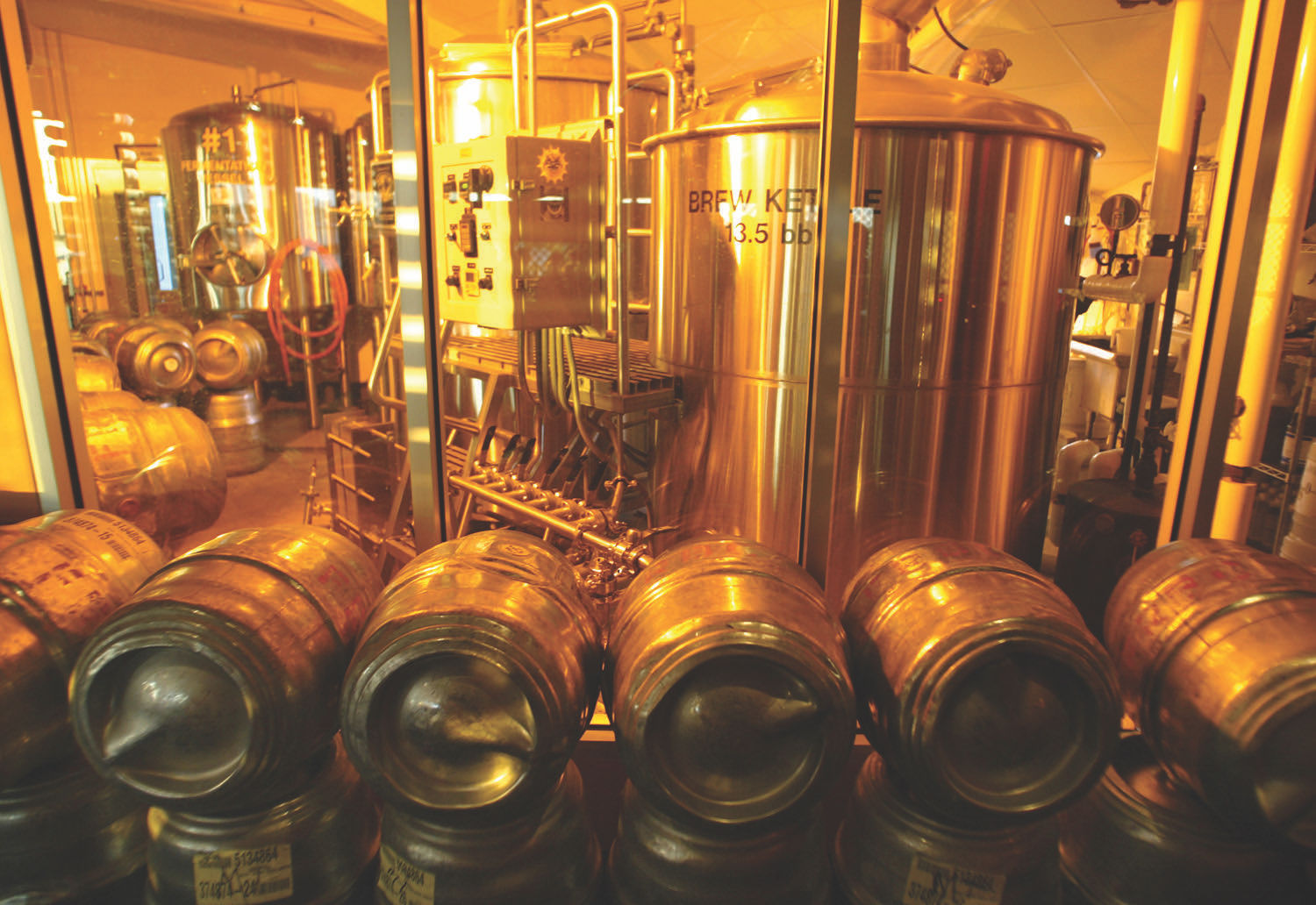 пивное производство. частная пивоварня. пивоварня zavod пиво биттер. небольшая пивоварня. крафтовая пивоварня.