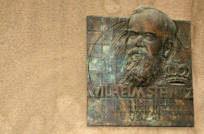 Placa dedicada a Wilhelm Steinitz en la ciudad de Praga