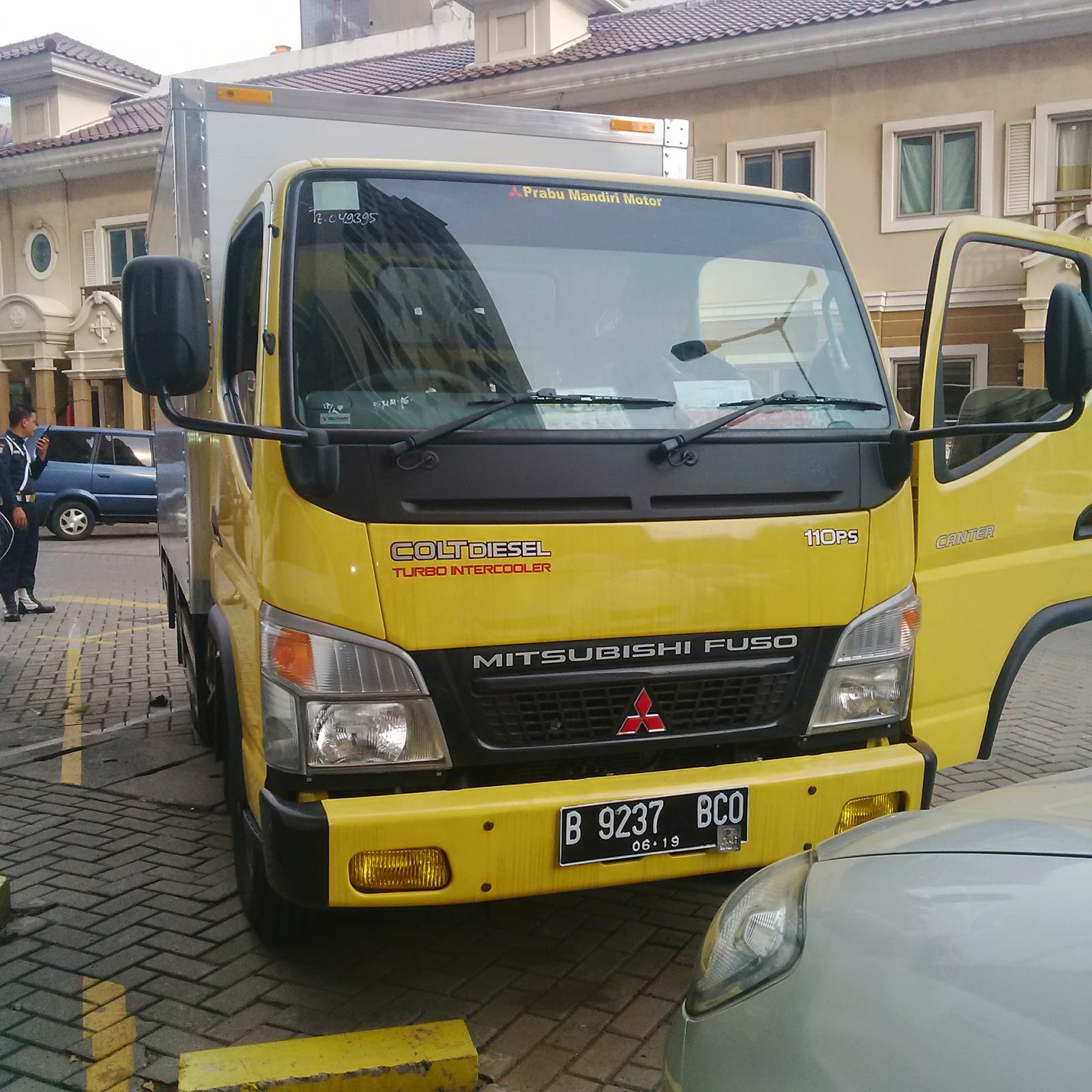 Pengiriman Truk Engkel B 9237 BCO Jakarta ke Balikpapan