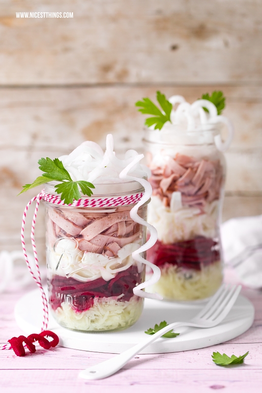 Leberkäse Salat im Glas Rezept mit roter Bete, Ziegenkäse, Senf-Dressing für Picknick und Party #salatimglas