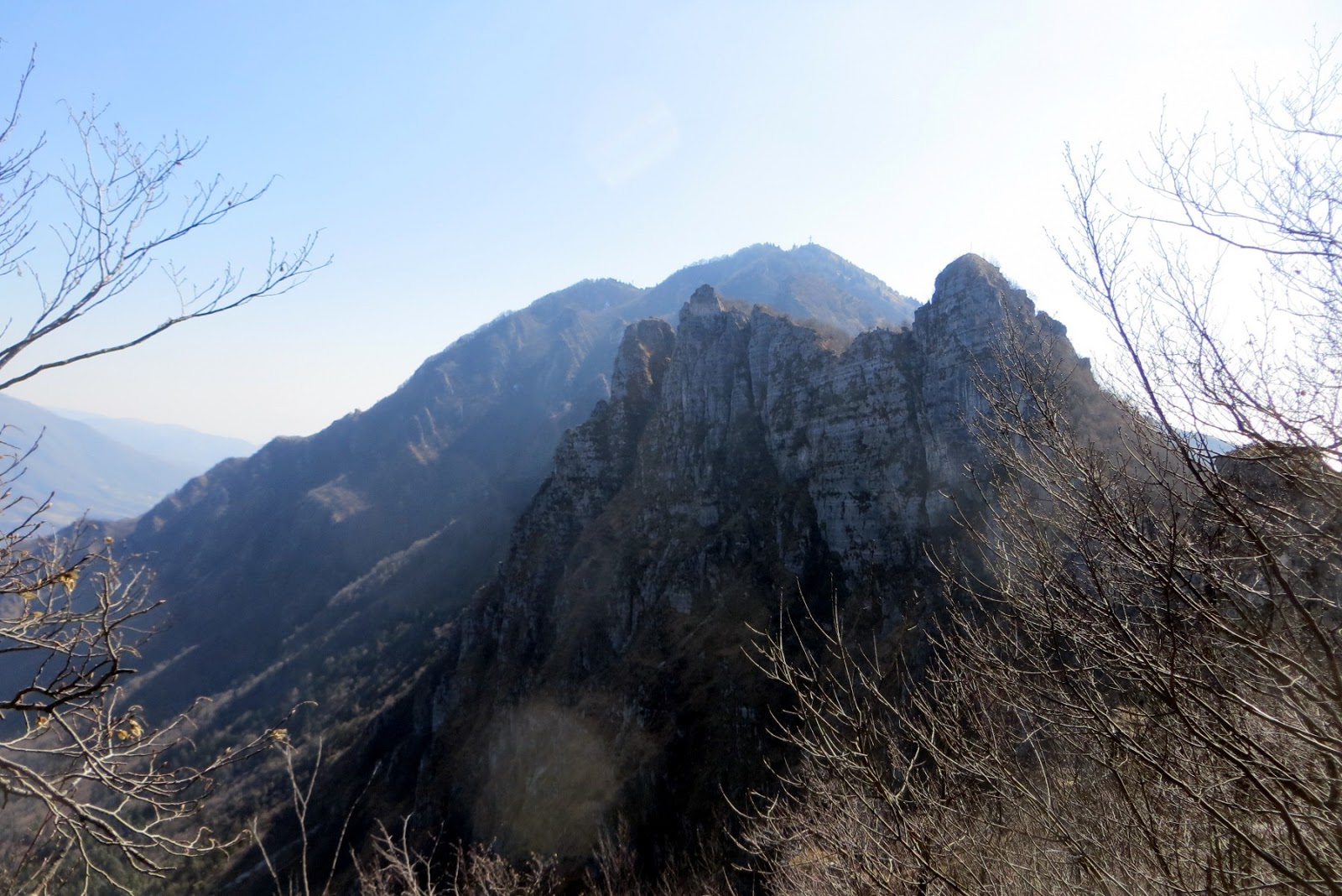 In cima al monte Summano con il sentiero delle Creste, ammirando il