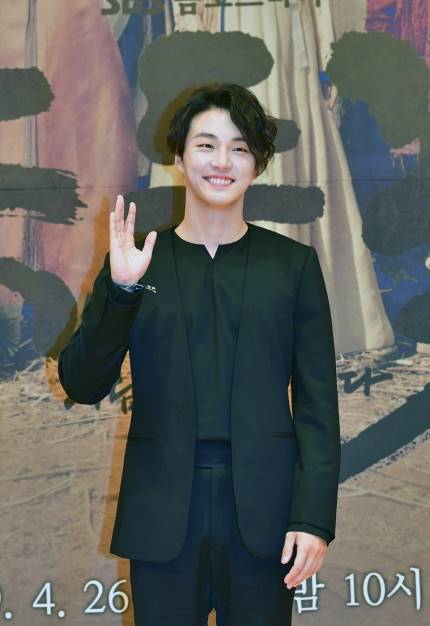 [K-Drama]: Yoon Shi Yoon is considering to appear tVN's new drama 