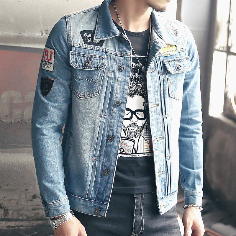 look masculino com patches na jaqueta jeans