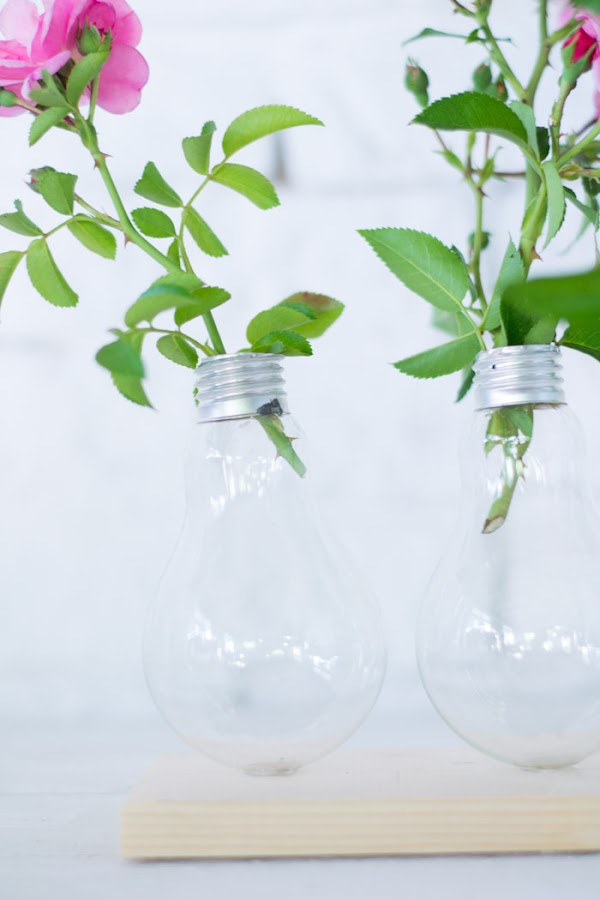 Crea un jarrón con bombillas